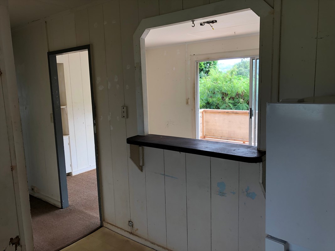 5309 Kihei Road Kapaa, HI 96746 - Photo 4 of 20 a bathroom with a window and a shower
