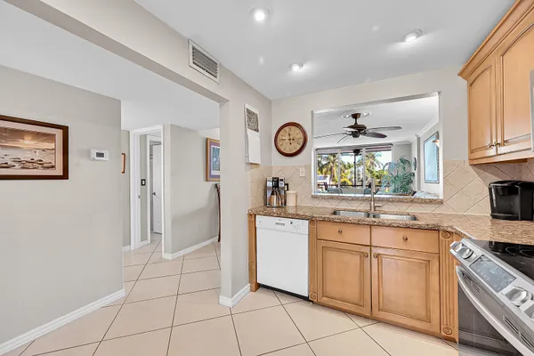 $2,100 | 777 South Federal Highway, Unit O203, Pompano Beach, FL 33062