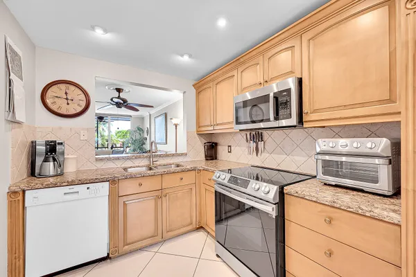 $2,100 | 777 South Federal Highway, Unit O203, Pompano Beach, FL 33062