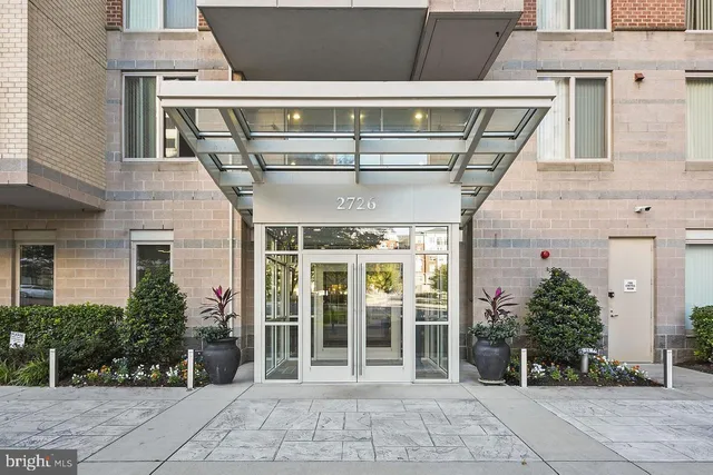 a view of entryway with a yard