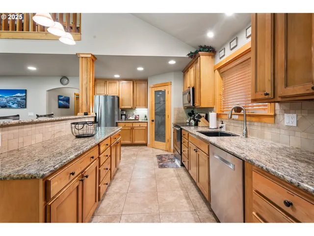 $879,400 | 68182 East Twinberry Loop, Welches, OR 97067