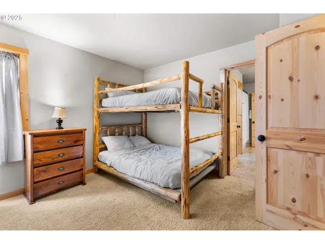 $879,400 | 68182 East Twinberry Loop, Welches, OR 97067