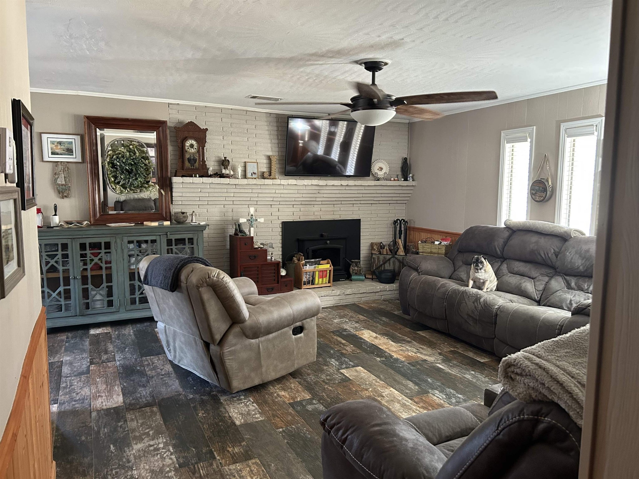 5 Cr 377 Road Iuka, MS 38852 - Photo 5 of 19 a living room with furniture a fireplace and a chandelier