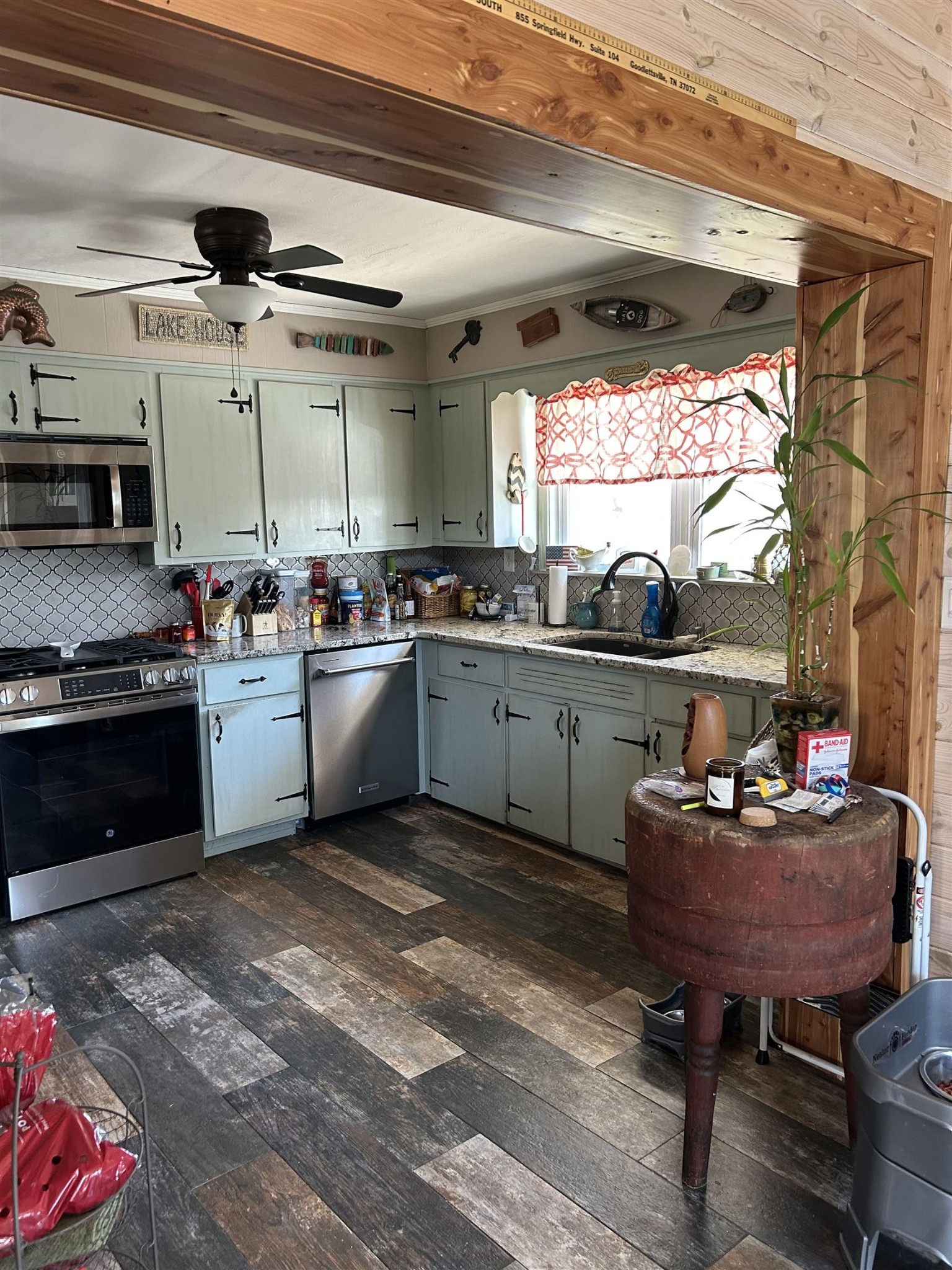 5 Cr 377 Road Iuka, MS 38852 - Photo 7 of 19 a kitchen with a sink a stove and chairs