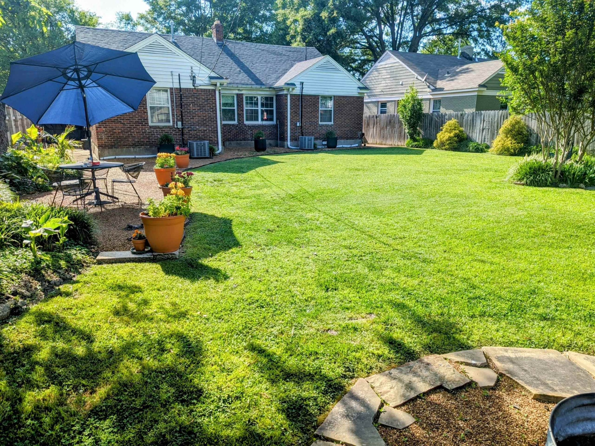 1144 Weiner Road Memphis, TN 38122 - Photo 10 of 12 a front view of a house with garden