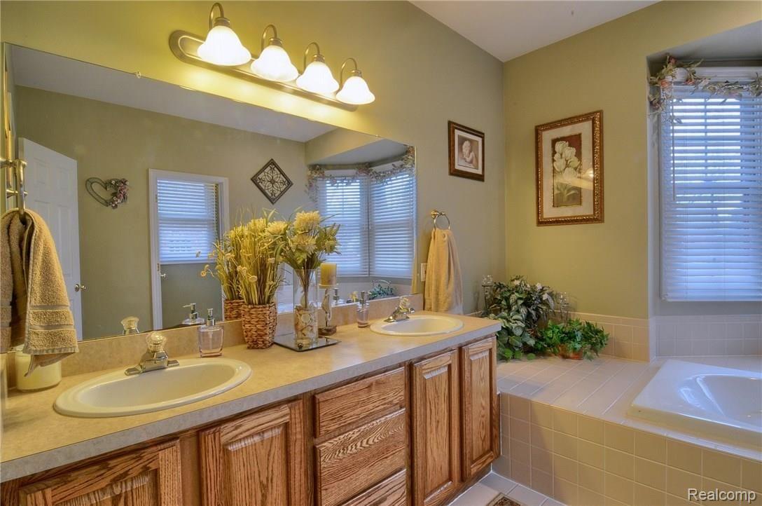 2236 Avon Lake Lane Rochester, MI 48307 - Photo 19 of 30 Master Bath