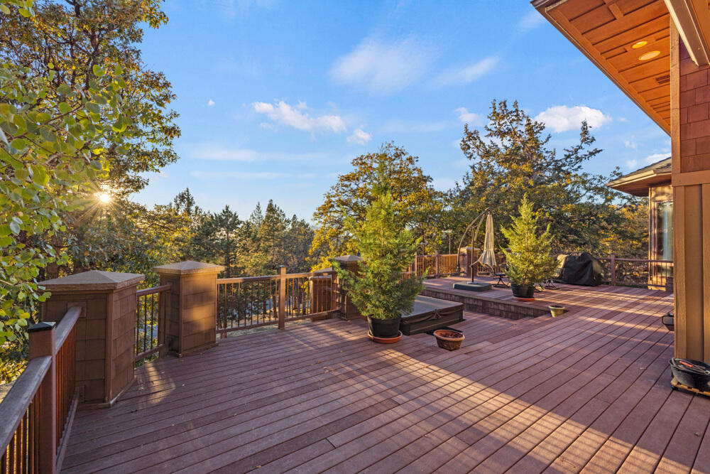 6012 Cooper's Hawk Road Klamath Falls, OR 97601 - Photo 45 of 58 Deck