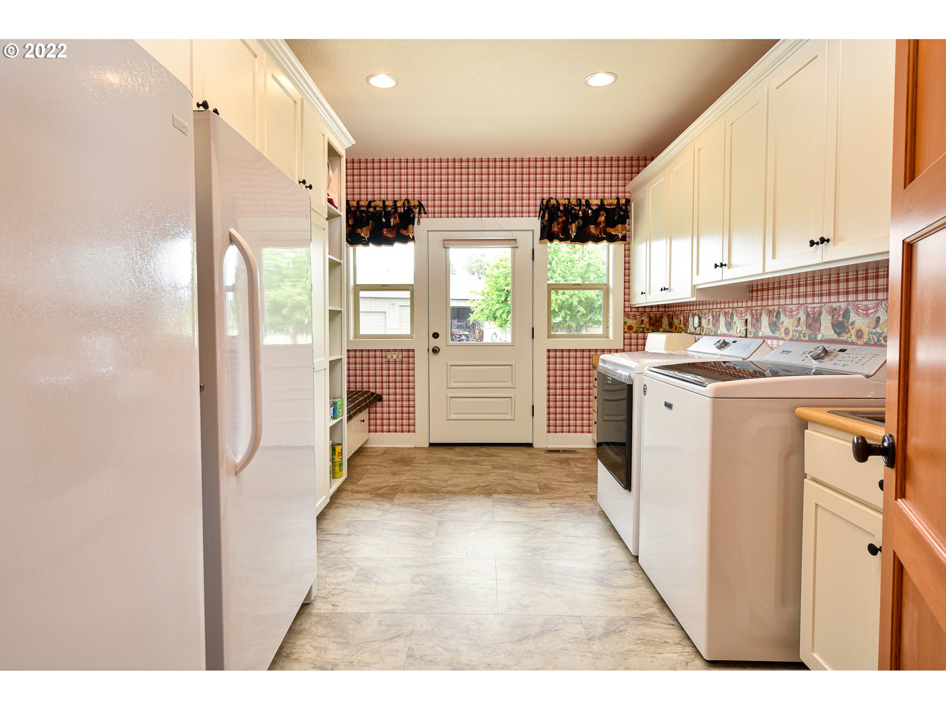 90730 Marcola Road Springfield, OR 97478 - Photo 24 of 30 a kitchen with a refrigerator and a stove