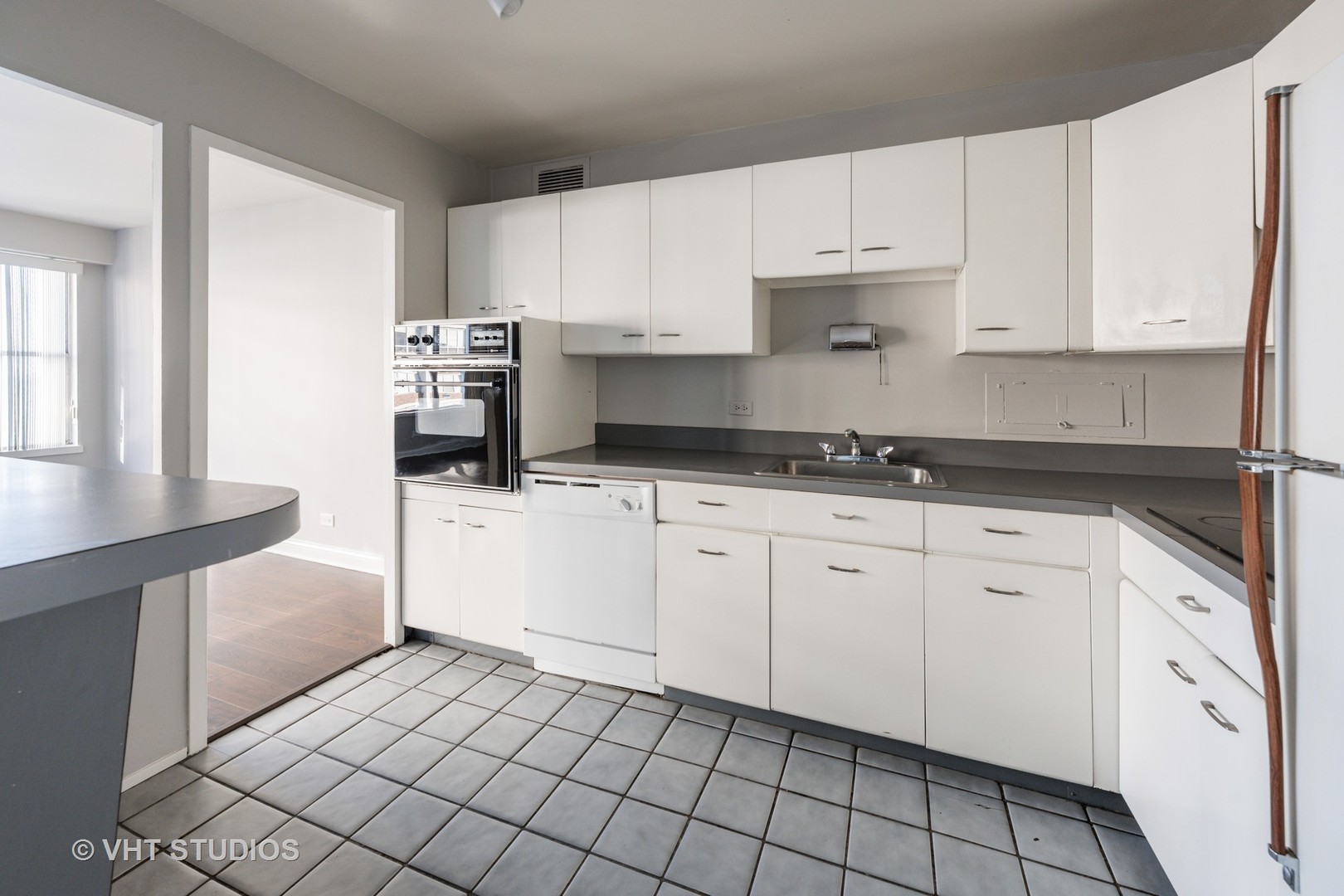 6157 North Sheridan Road, Unit 23E Chicago, IL 60660 - Photo 5 of 10