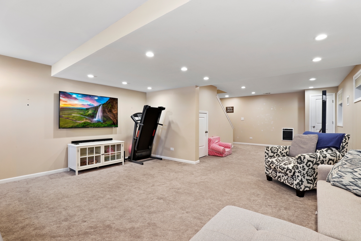 14710 Heathcliff Road Homer Glen, IL 60491 - Photo 20 of 27 a living room with furniture and a flat screen tv