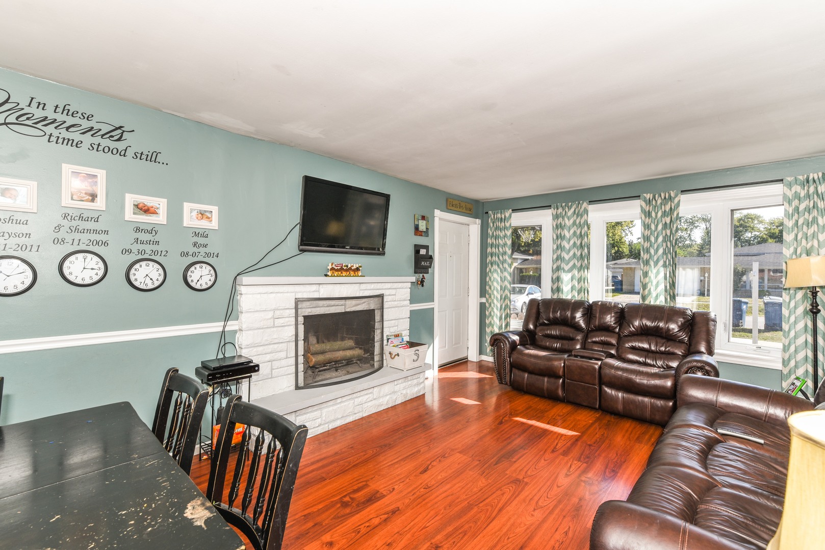 10920 Rutherford Avenue Worth, IL 60482 - Photo 2 of 15 a living room with furniture fireplace and a flat screen tv