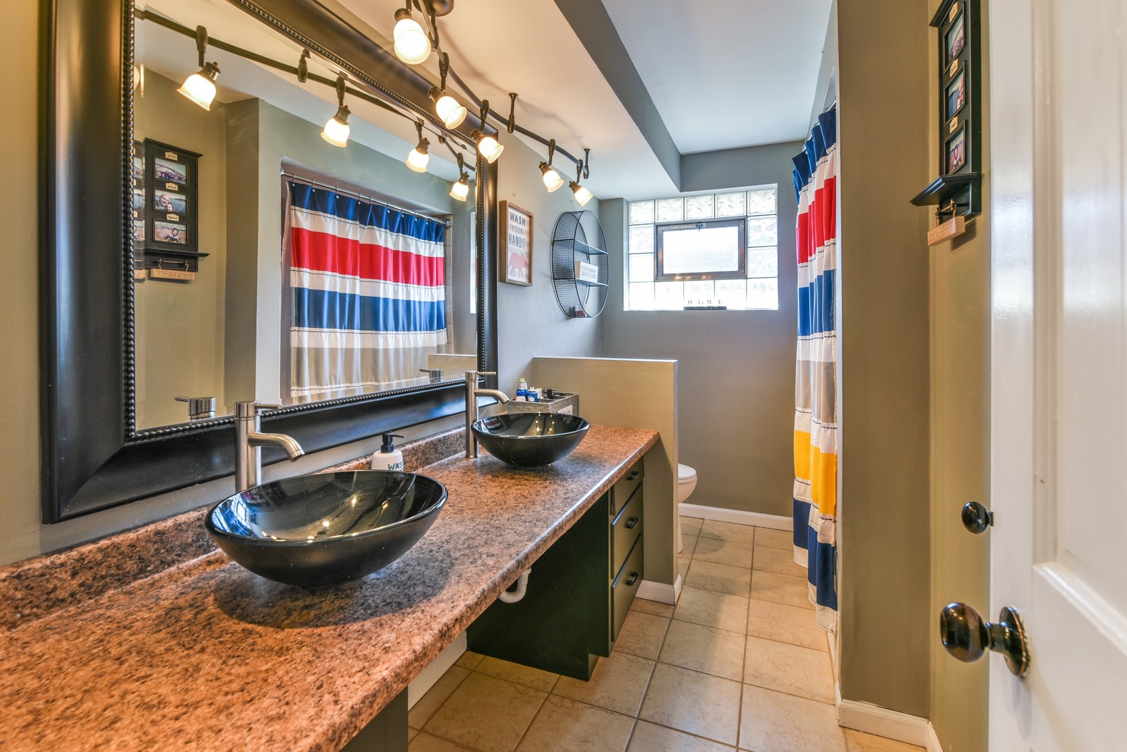 10920 Rutherford Avenue Worth, IL 60482 - Photo 14 of 15 a bathroom with a sink a vanity and mirror