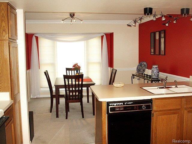 1695 Huntington Park, Unit 35 Rochester, MI 48309 - Photo 10 of 20 Kitchen/Dining Area