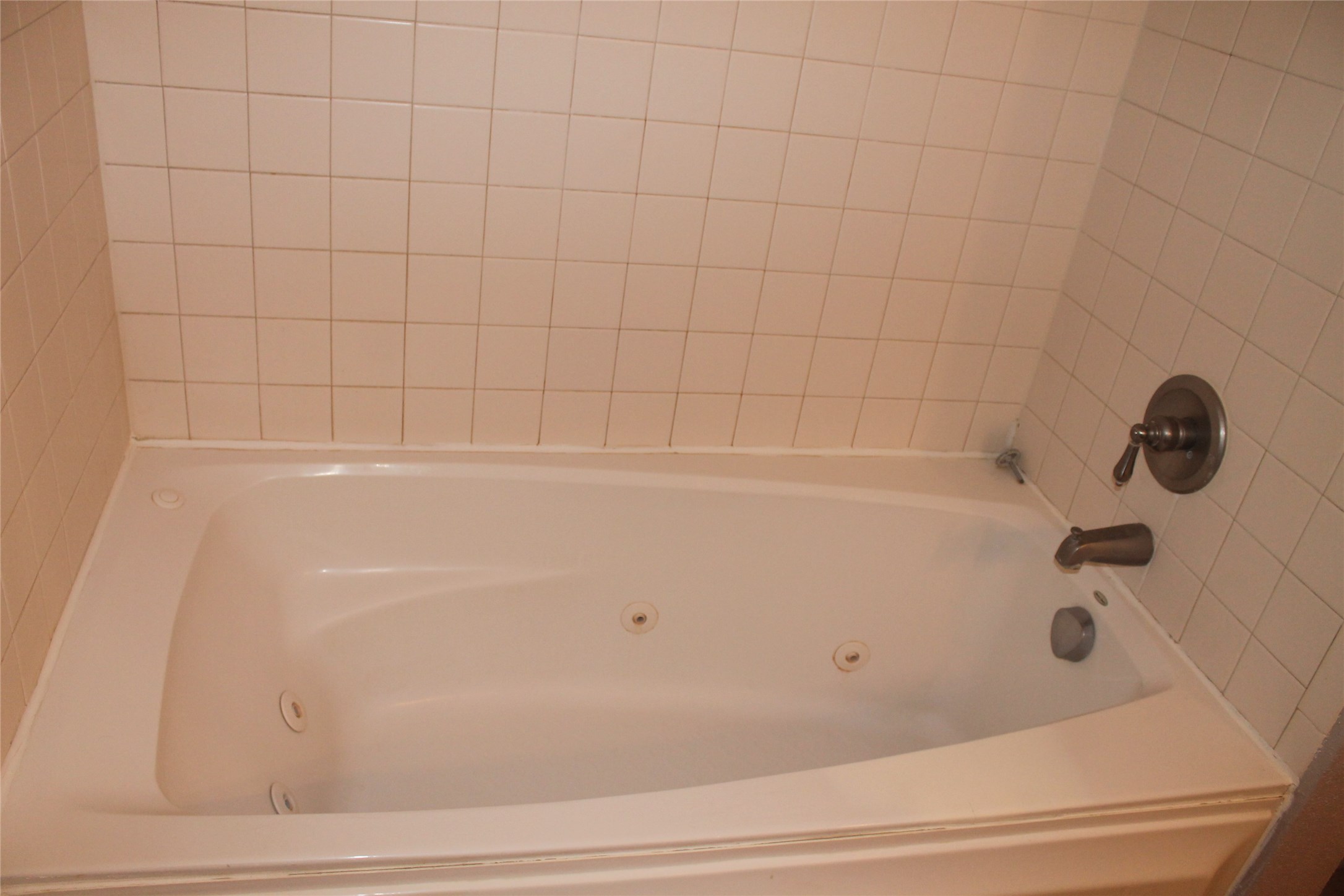 2211 South Kirkwood Road, Unit 59 Houston, TX 77077 - Photo 14 of 16 a bathroom with a bathtub