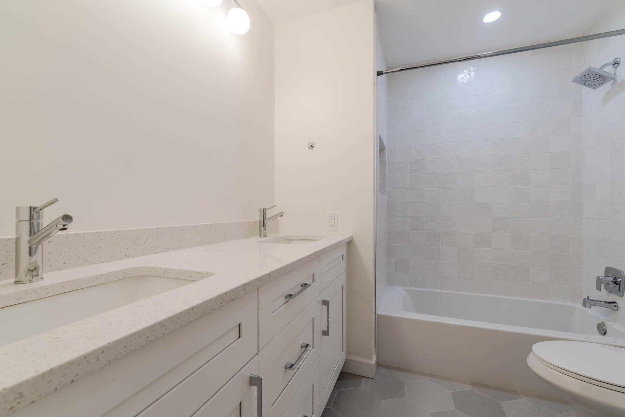 11 Concourse Drive, Unit D Jupiter, FL 33469 - Photo 4 of 9 Primary Full Bath