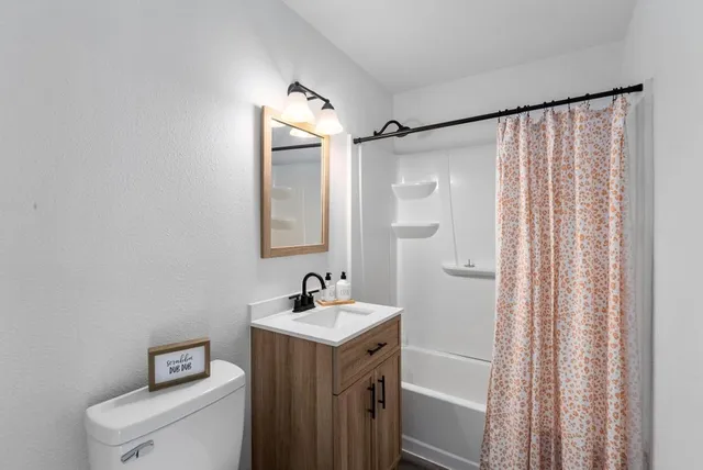 $199,900 | 4410 North Edgemoor Street, Bel Aire, KS 67220