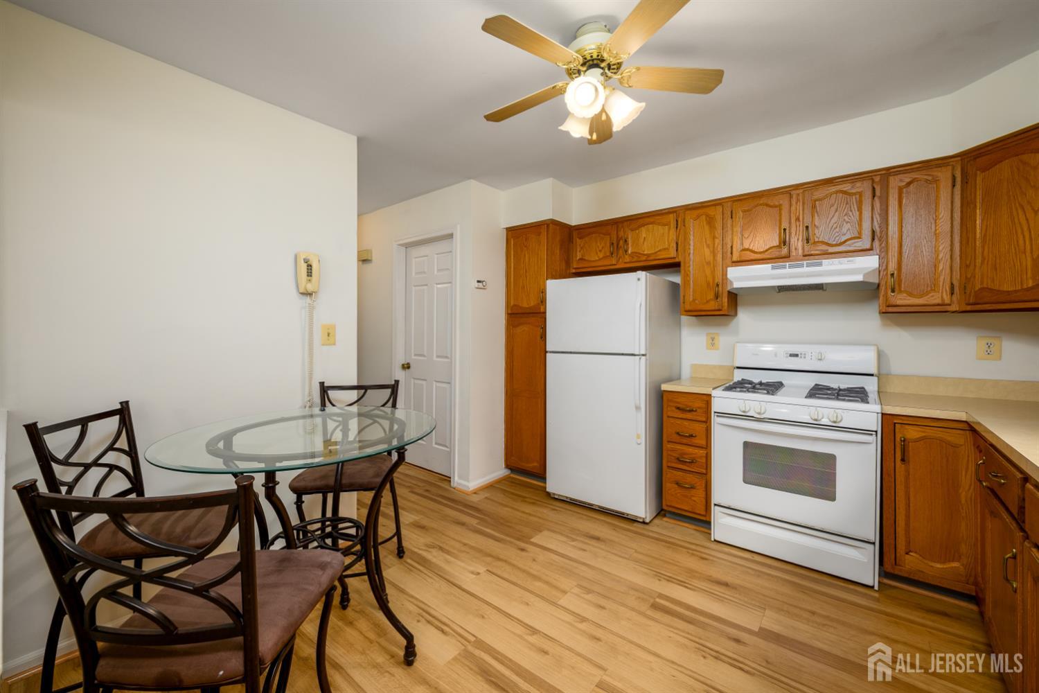 1004 Timber Oaks Road, Unit 4 Edison, NJ 08820 - Photo 9 of 34