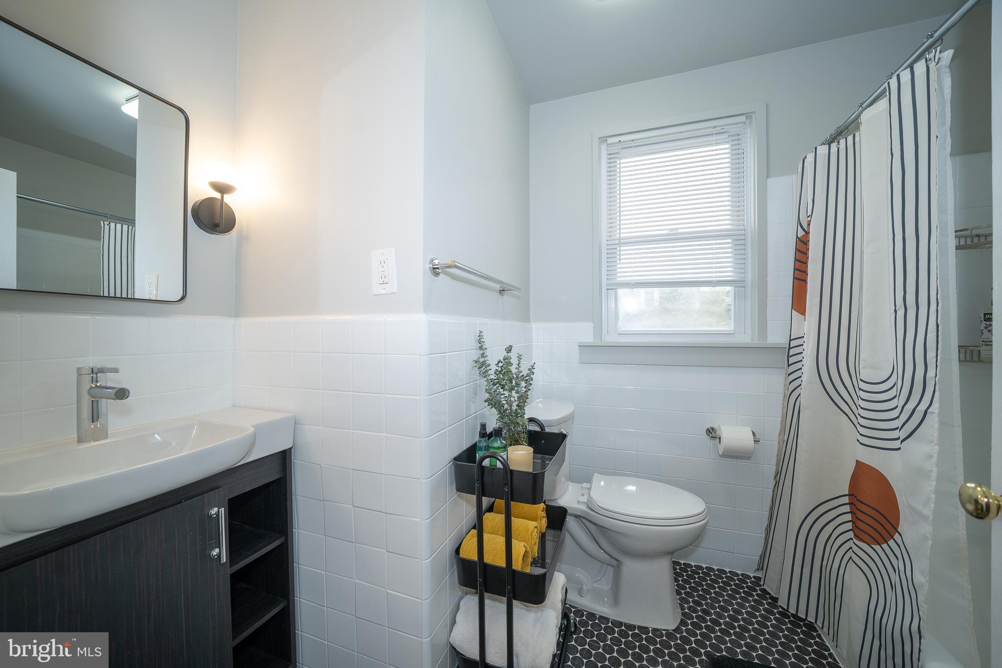 528 Wynlyn Road Wynnewood, PA 19096 - Photo 23 of 33 Hallway Full Bathroom