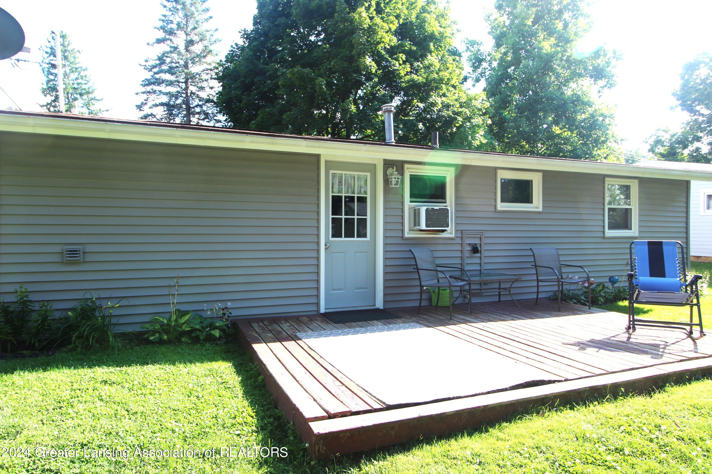 602 Cedarwood Street Dewitt, MI 48820 - Photo 5 of 24 cedar deck