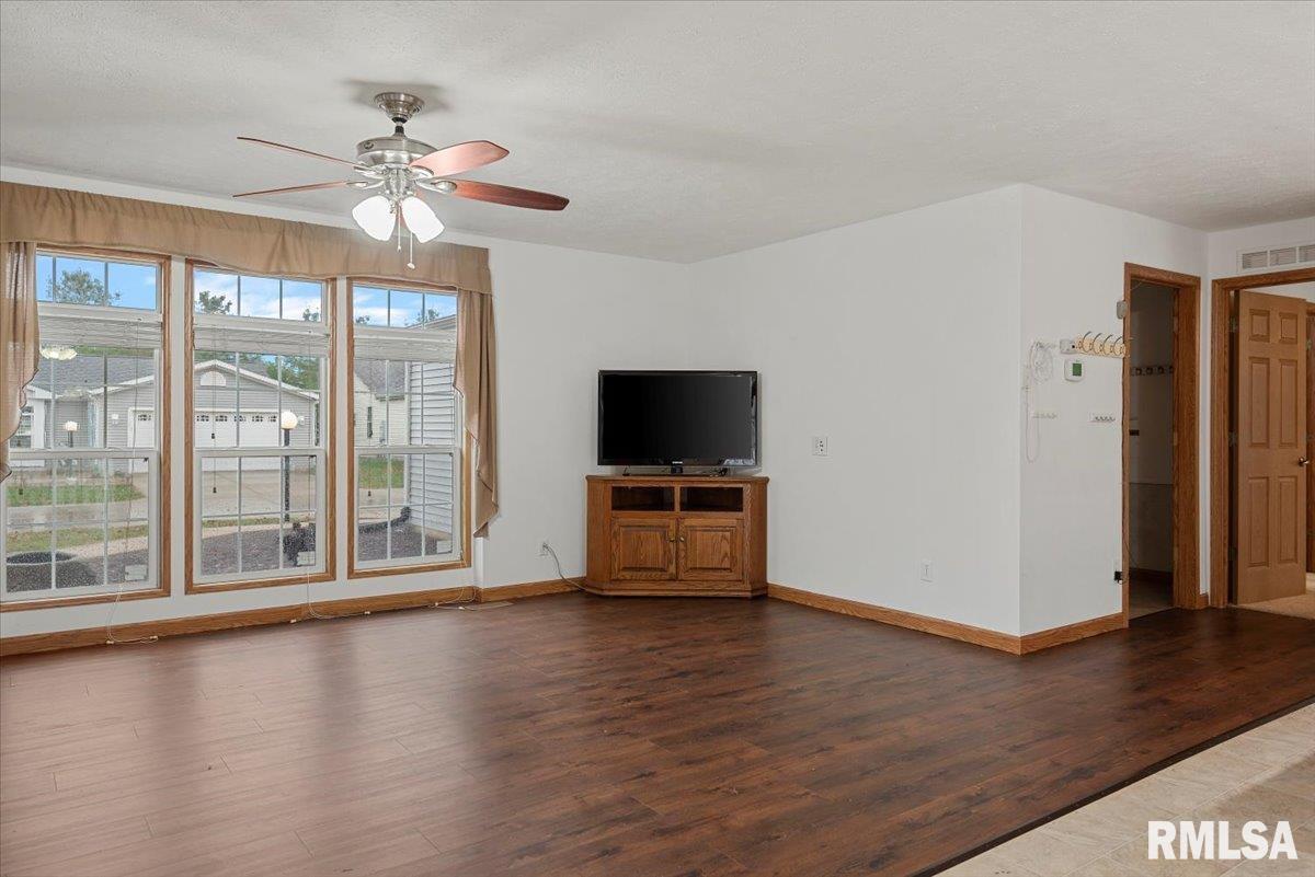 2800 Vía Rosso, Unit 102 Springfield, IL 62703 - Photo 3 of 27 Gallery Image 3