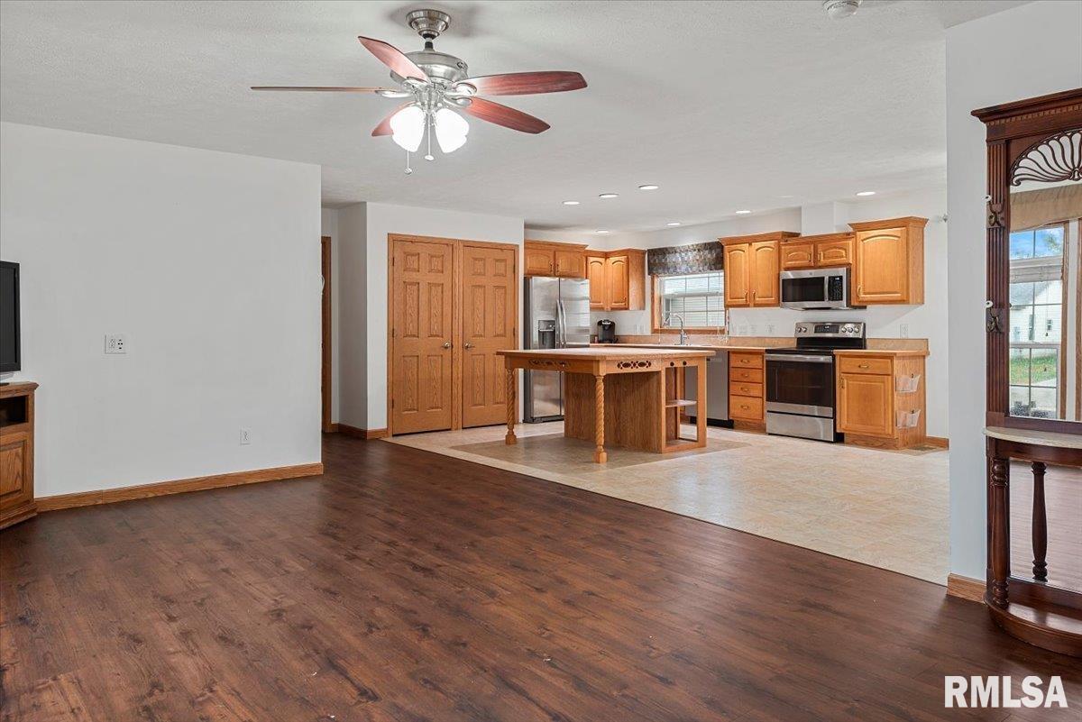 2800 Vía Rosso, Unit 102 Springfield, IL 62703 - Photo 4 of 27 Gallery Image 4