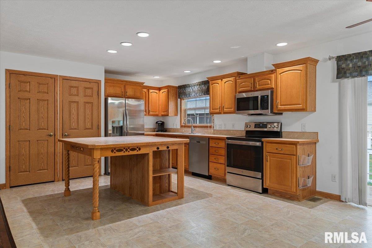 2800 Vía Rosso, Unit 102 Springfield, IL 62703 - Photo 7 of 27 Gallery Image 7