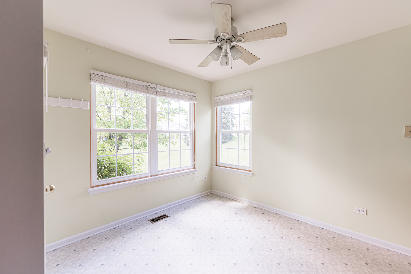 1202 North Red Oak Circle, Unit 2 Round Lake Beach, IL 60073 - Photo 8 of 19 an empty room with a window