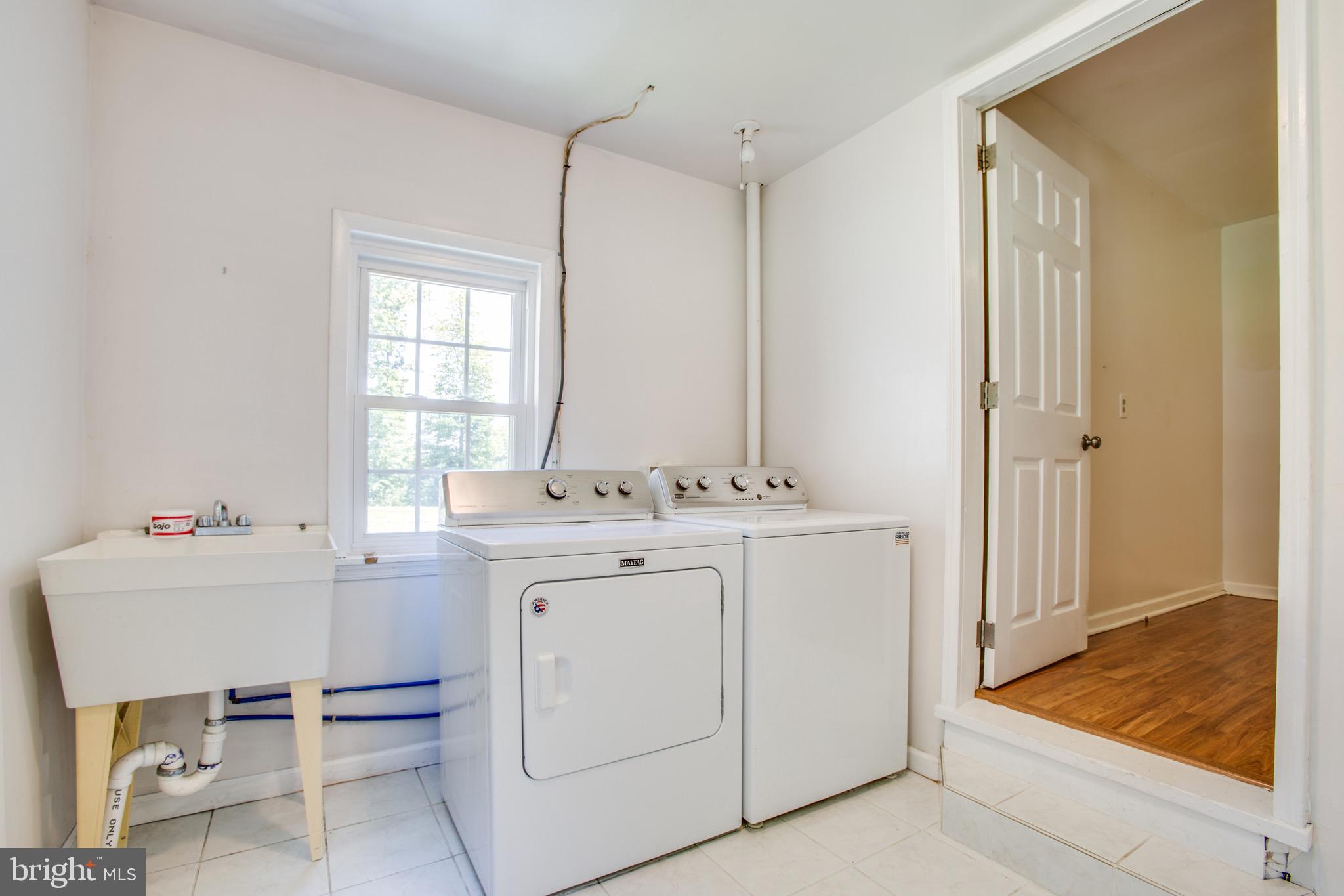 655 Courthouse Road Stafford, VA 22554 - Photo 22 of 47 Laundry room with sink