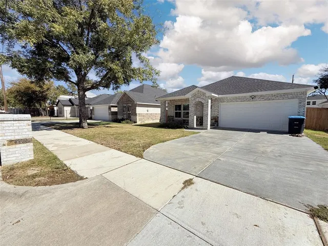 $2,475 | 805 Exeter Street, Fort Worth, TX 76104