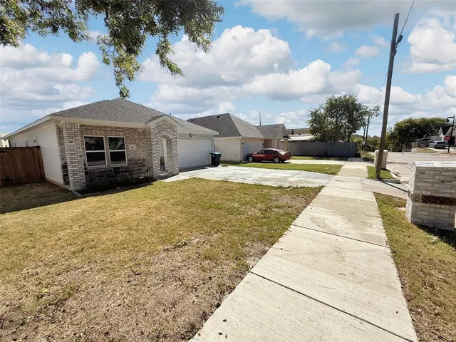 $2,475 | 805 Exeter Street, Fort Worth, TX 76104