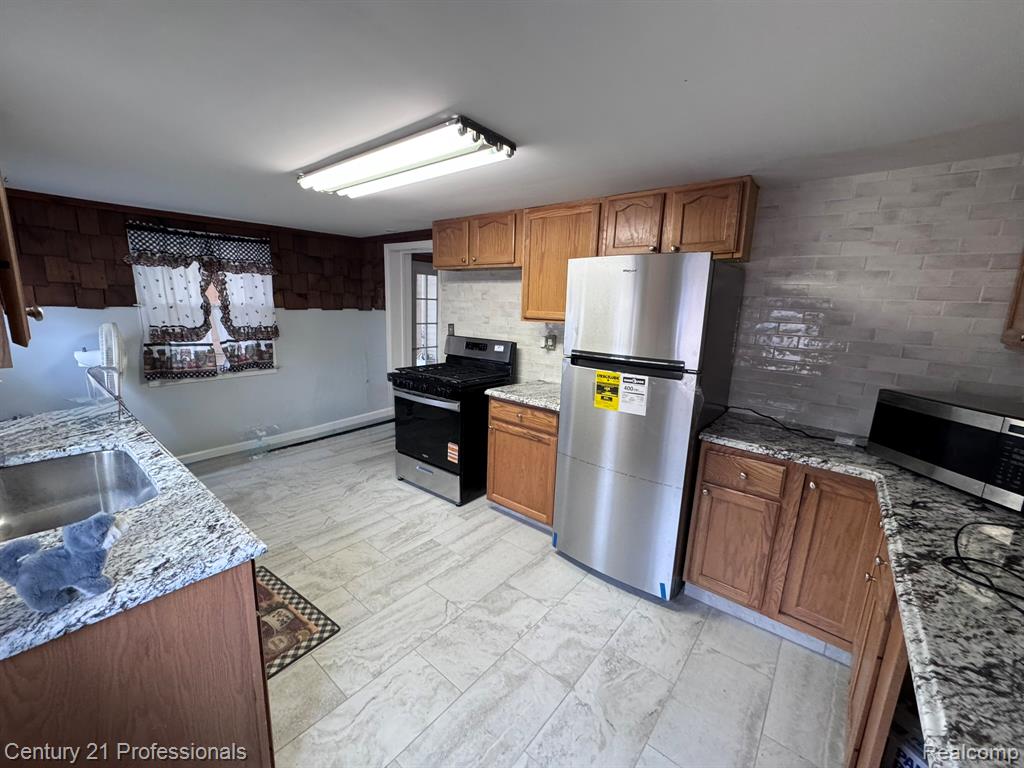 2021 West Rose Center Road Holly, MI 48442 - Photo 19 of 30