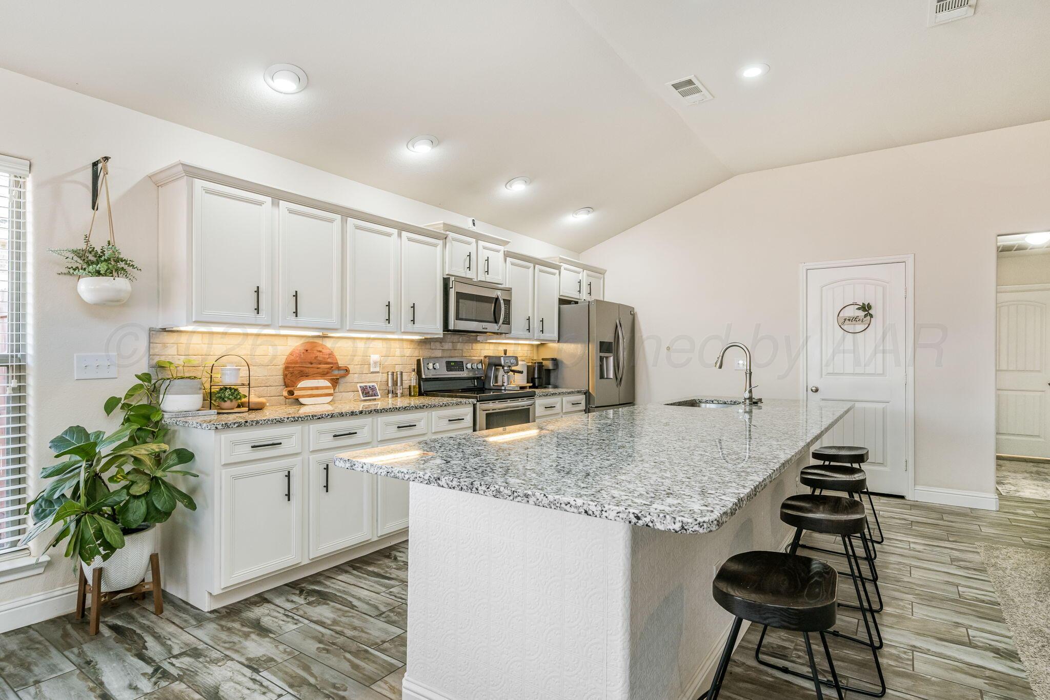 7302 Sinclair Street Amarillo, TX 79119 - Photo 7 of 21 Kitchen, Granite Island