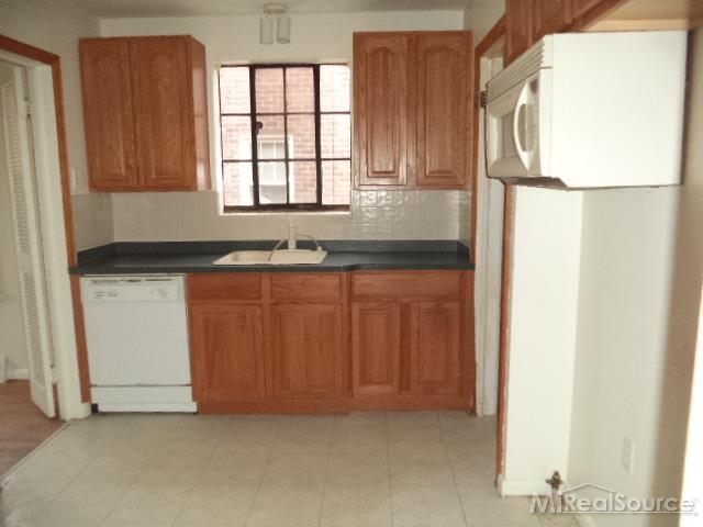 1792 Roslyn Road Grosse Pointe Woods, MI 48236 - Photo 6 of 18