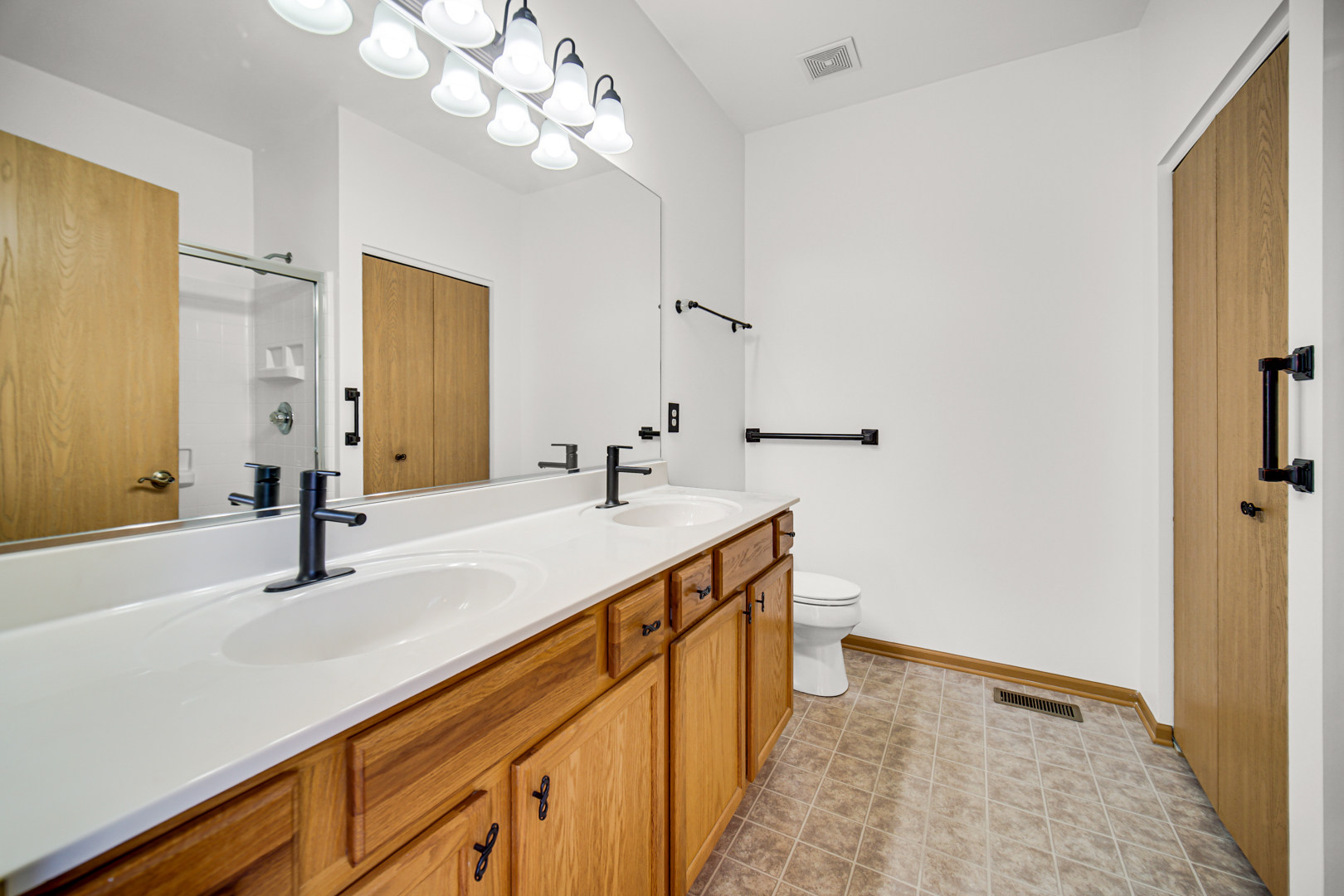 690 Wellston Lane Romeoville, IL 60446 - Photo 15 of 22 a bathroom with a sink a vanity and a mirror