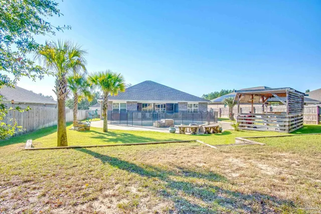 a view of a backyard