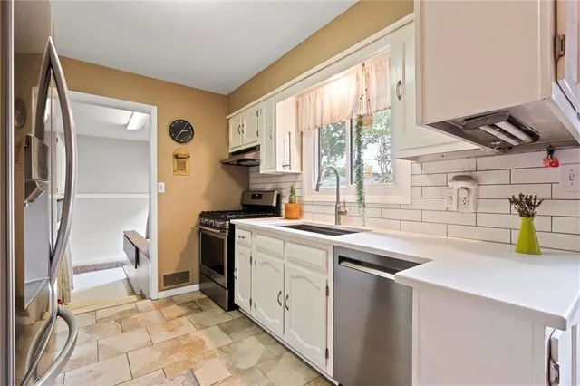 $345,000 | 7132 Robinson Street, Overland Park, KS 66204