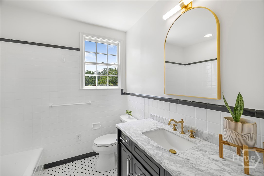 501 East 41st Street Savannah, GA 31401 - Photo 38 of 63 Hall Full Bath