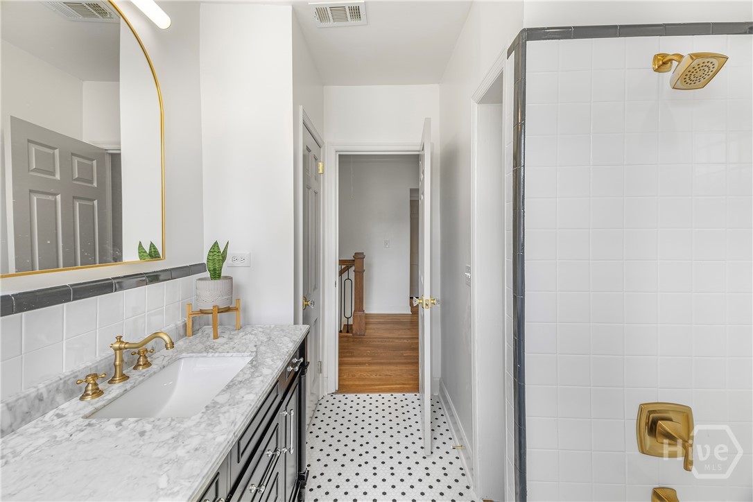 501 East 41st Street Savannah, GA 31401 - Photo 39 of 63 Hall Full Bath