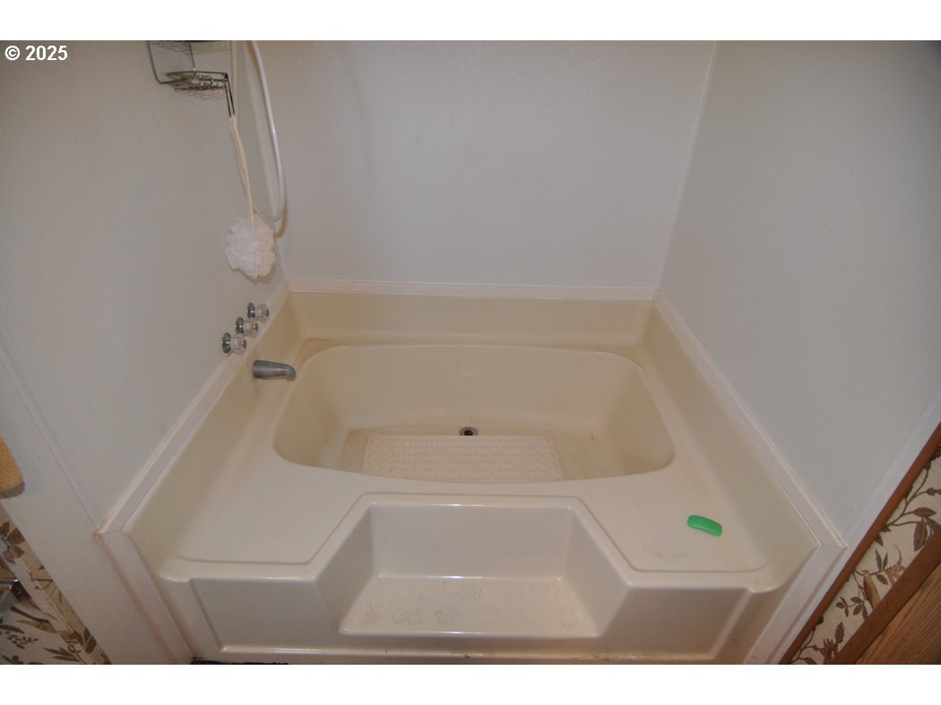 18385 South Springwater Road Estacada, OR 97023 - Photo 17 of 22 a bathroom with a bathtub
