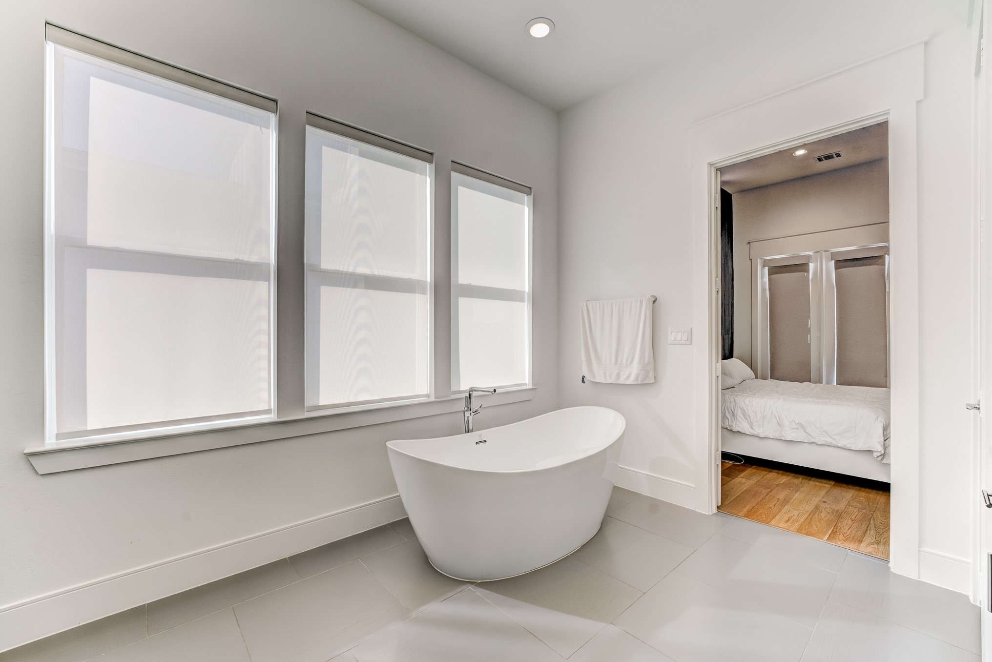 3406 Asher Landing Lane Houston, TX 77080 - Photo 19 of 45 a living room with furniture and a window