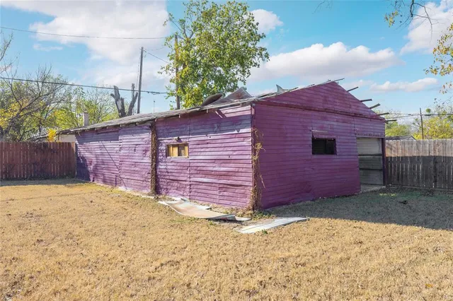 a view of a backyard of the house