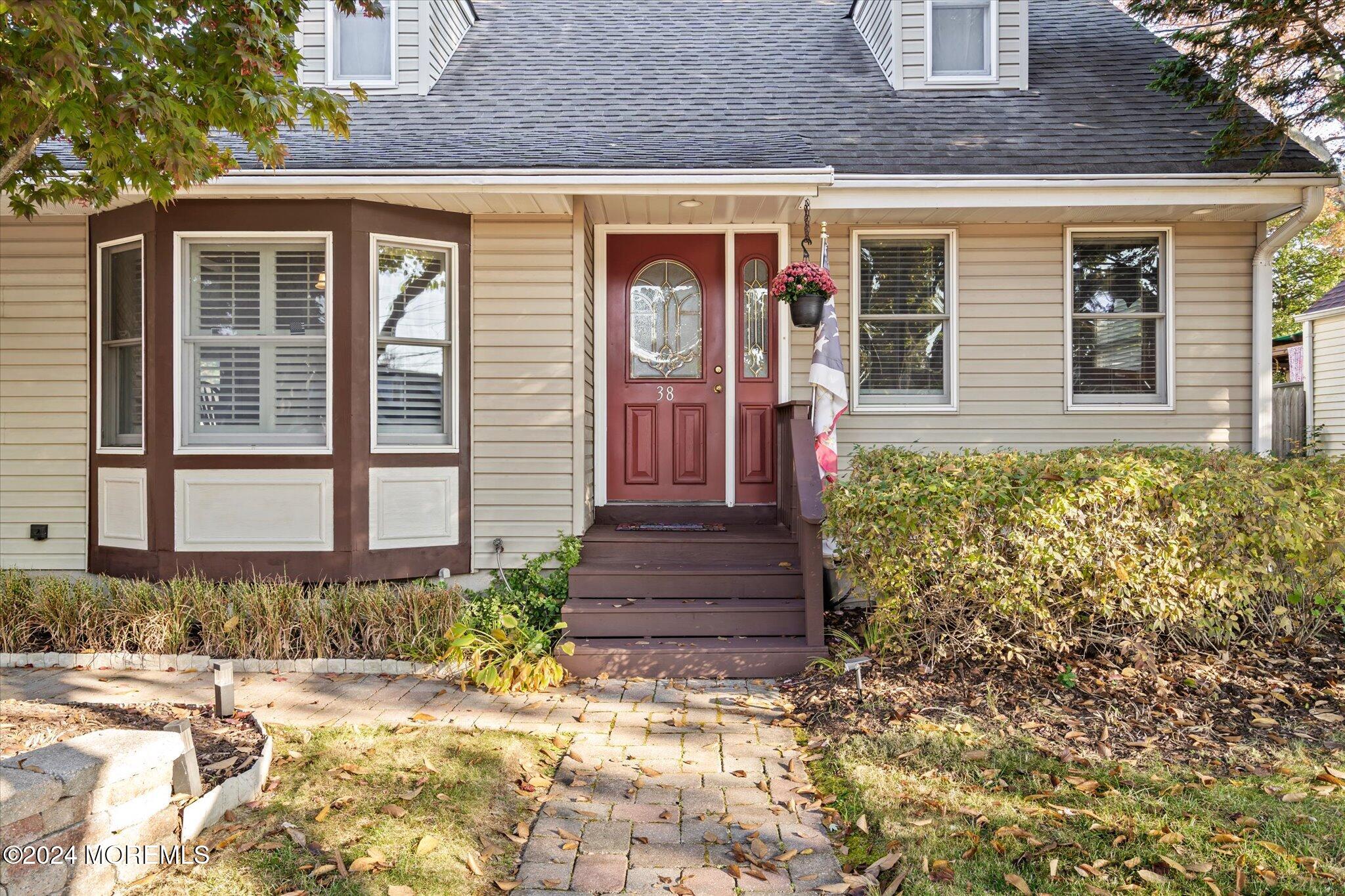 38 Waldron Road Allentown, NJ 08501 - Photo 3 of 43 front view of a house