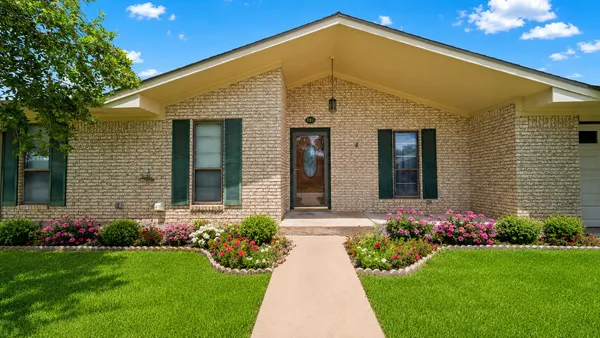 $349,000 | 487 Edgewood Avenue, Giddings, TX 78942