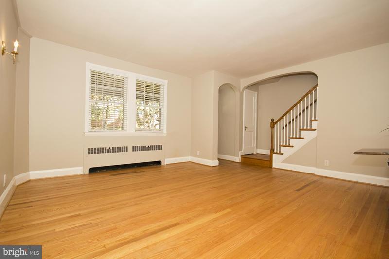 313 Dumbarton Road Baltimore, MD 21212 - Photo 2 of 25 Living Room