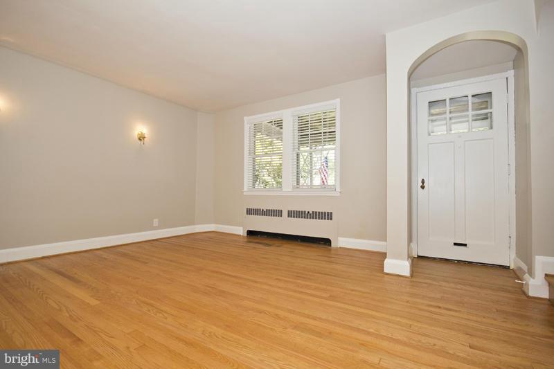 313 Dumbarton Road Baltimore, MD 21212 - Photo 3 of 25 Living Room