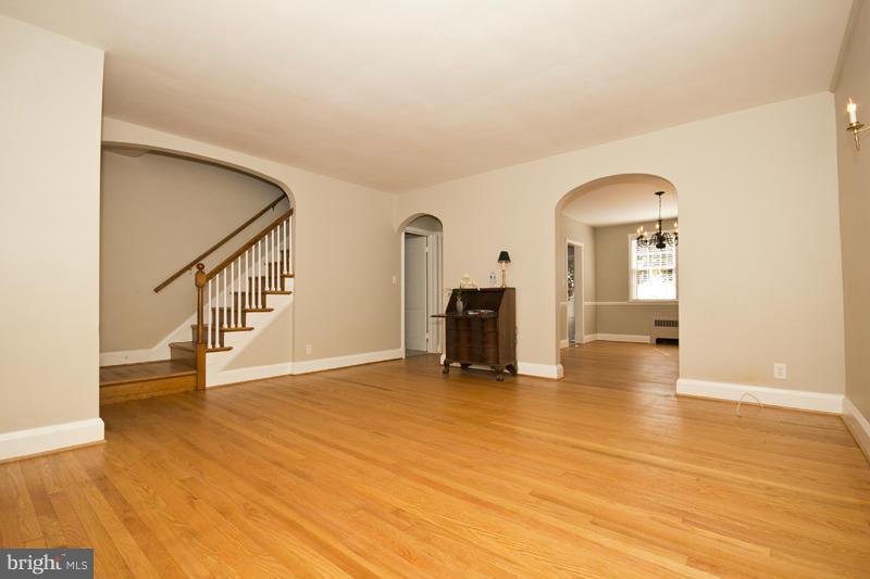 313 Dumbarton Road Baltimore, MD 21212 - Photo 4 of 25 Living Room