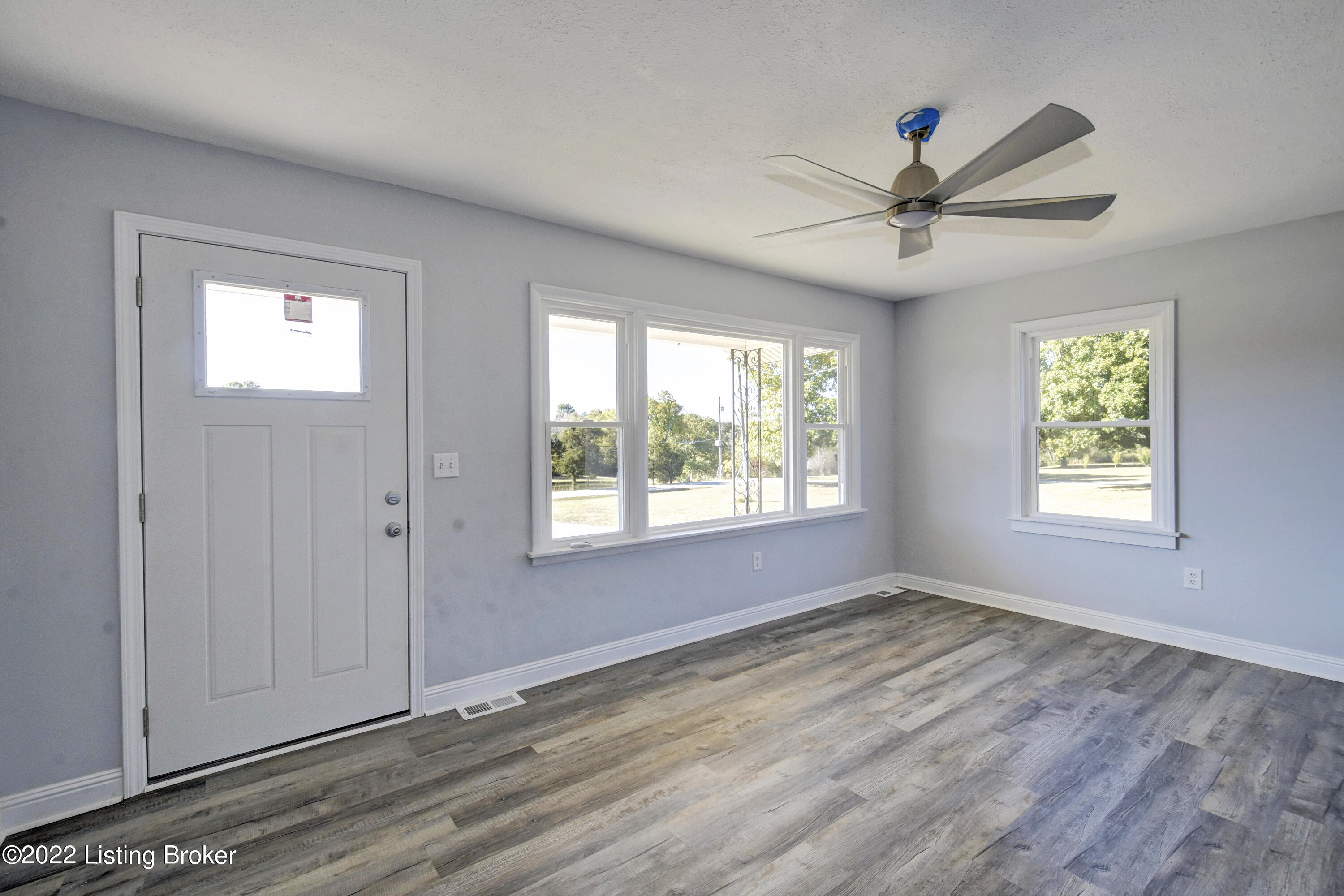 2793 Ridge Road Shepherdsville, KY 40165 - Photo 3 of 28 Living Room