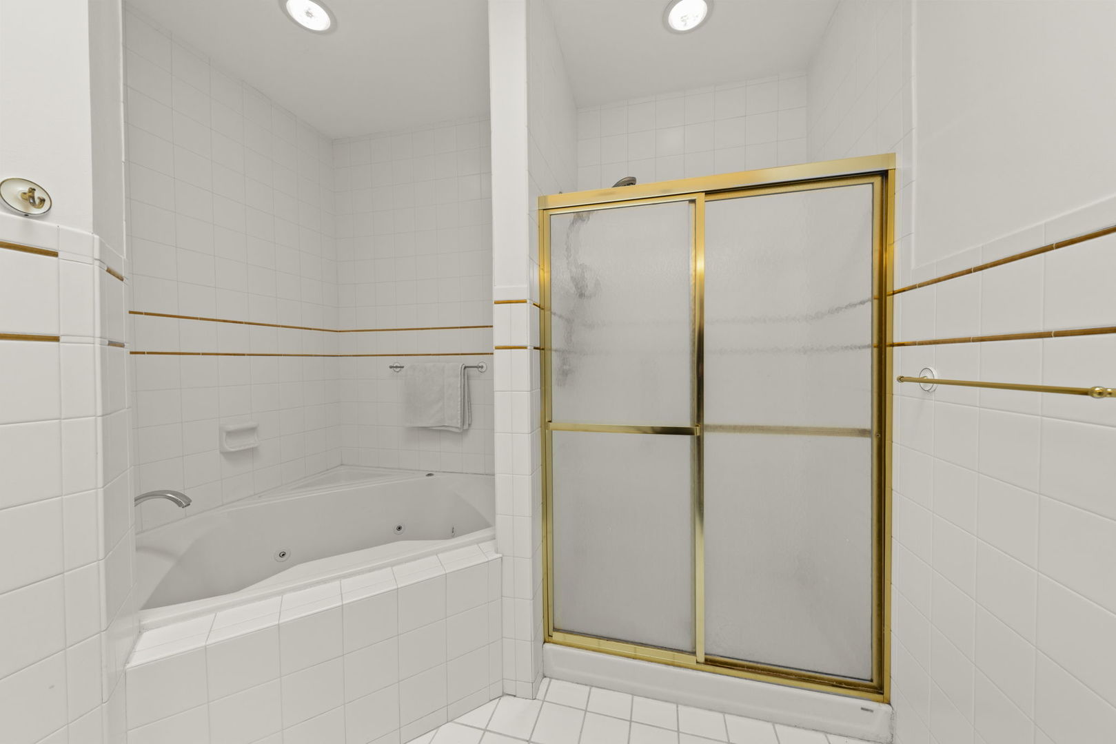 1 Renaissance Place, Unit PH2 Palatine, IL 60067 - Photo 18 of 23 a bathroom with a bathtub and a shower