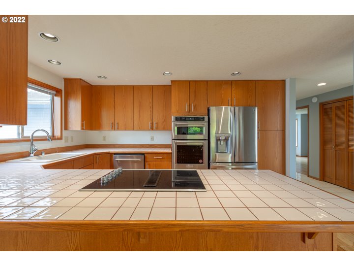 15917 Northeast Union Road, Unit 29 Ridgefield, WA 98642 - Photo 13 of 31 a picture of an empty room with a kitchen stove and a refrigerator