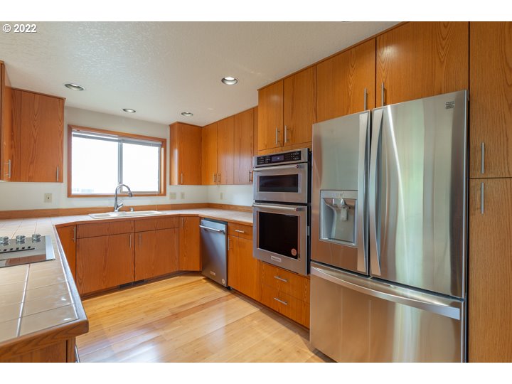 15917 Northeast Union Road, Unit 29 Ridgefield, WA 98642 - Photo 14 of 31 a kitchen with stainless steel appliances granite countertop a refrigerator a sink and a stove